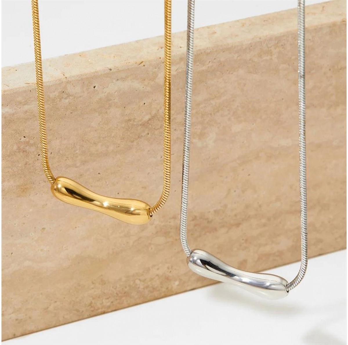 Necklace with bold gold bar A3135A