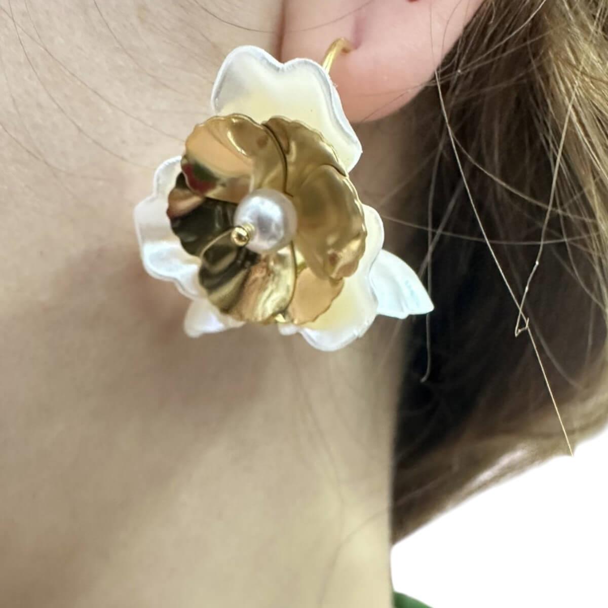 Double flower earrings white and gold Double flower earrings white and gold